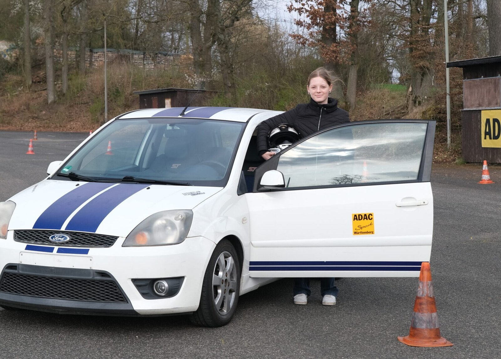 Dieses Bild zeigt Hannah neben einem Ford - dem Trainingsfahrzeug