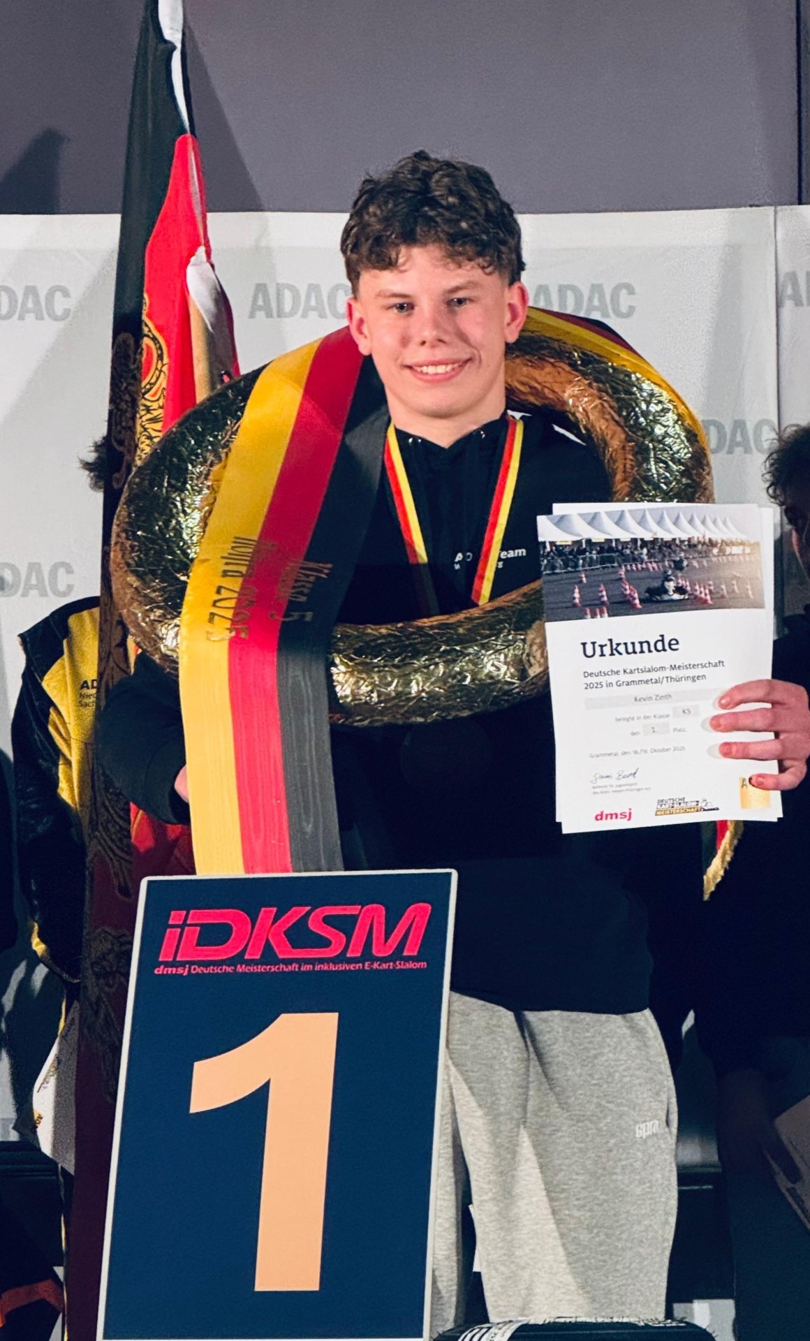 Kevin Zinth mit Siegerkranz und Urkunde bei der Siegerehrung der Deutschen Meisterschaft.