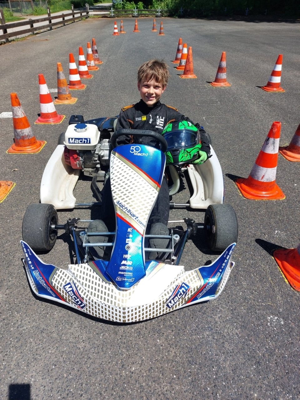 Dieses Bild zeigt Luis L. mit Rennanzug im Kart.