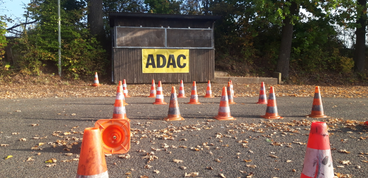 Herbstliches Bild von einem Kartslalom Parcours mit dem Zeitnehmerhäusle im Hintergrund.