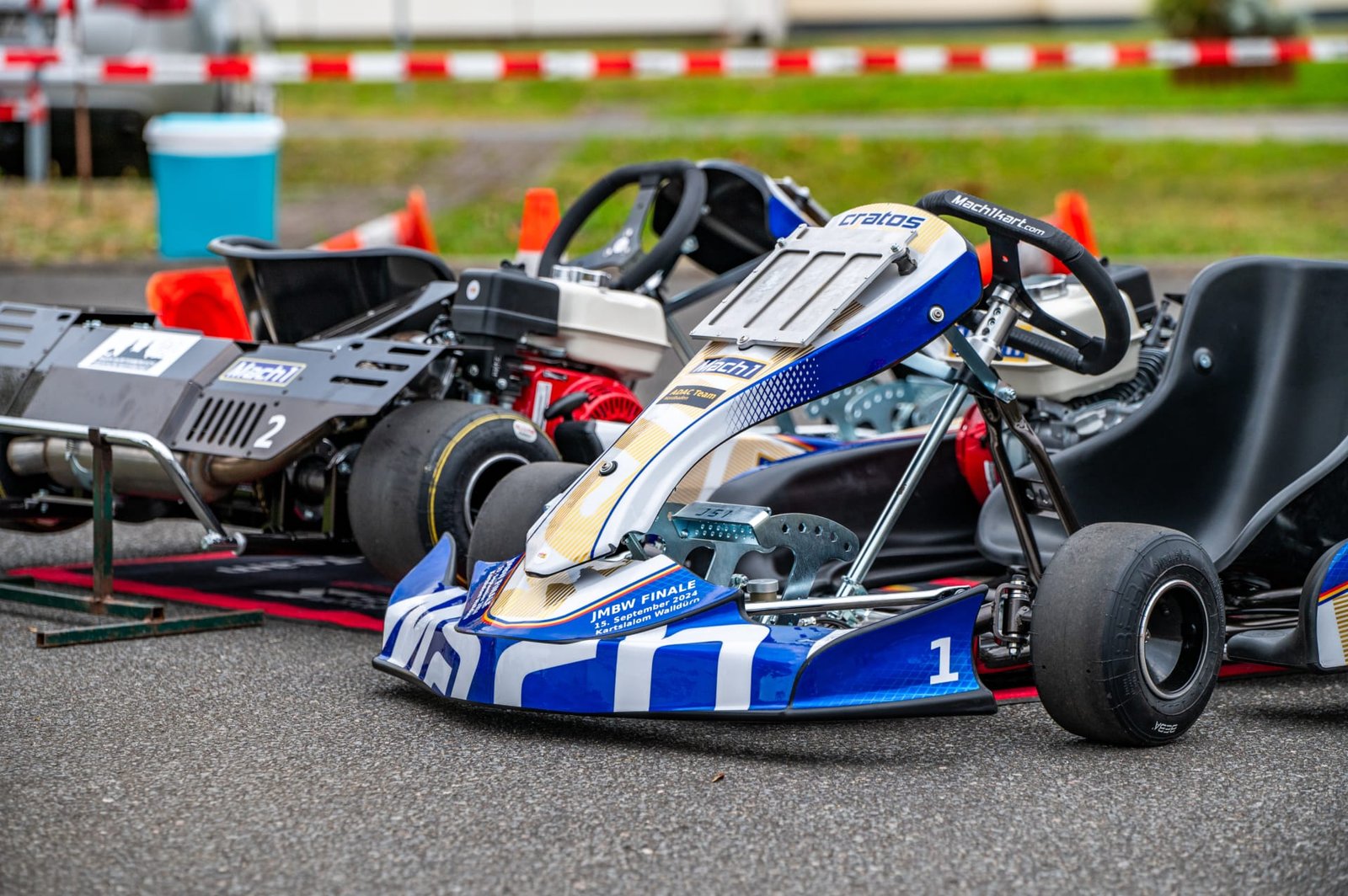 Das Bild von der Baden-Württembergischen Meisterschaft zeigt zwei Elektrokarts von Mach-1 Kart