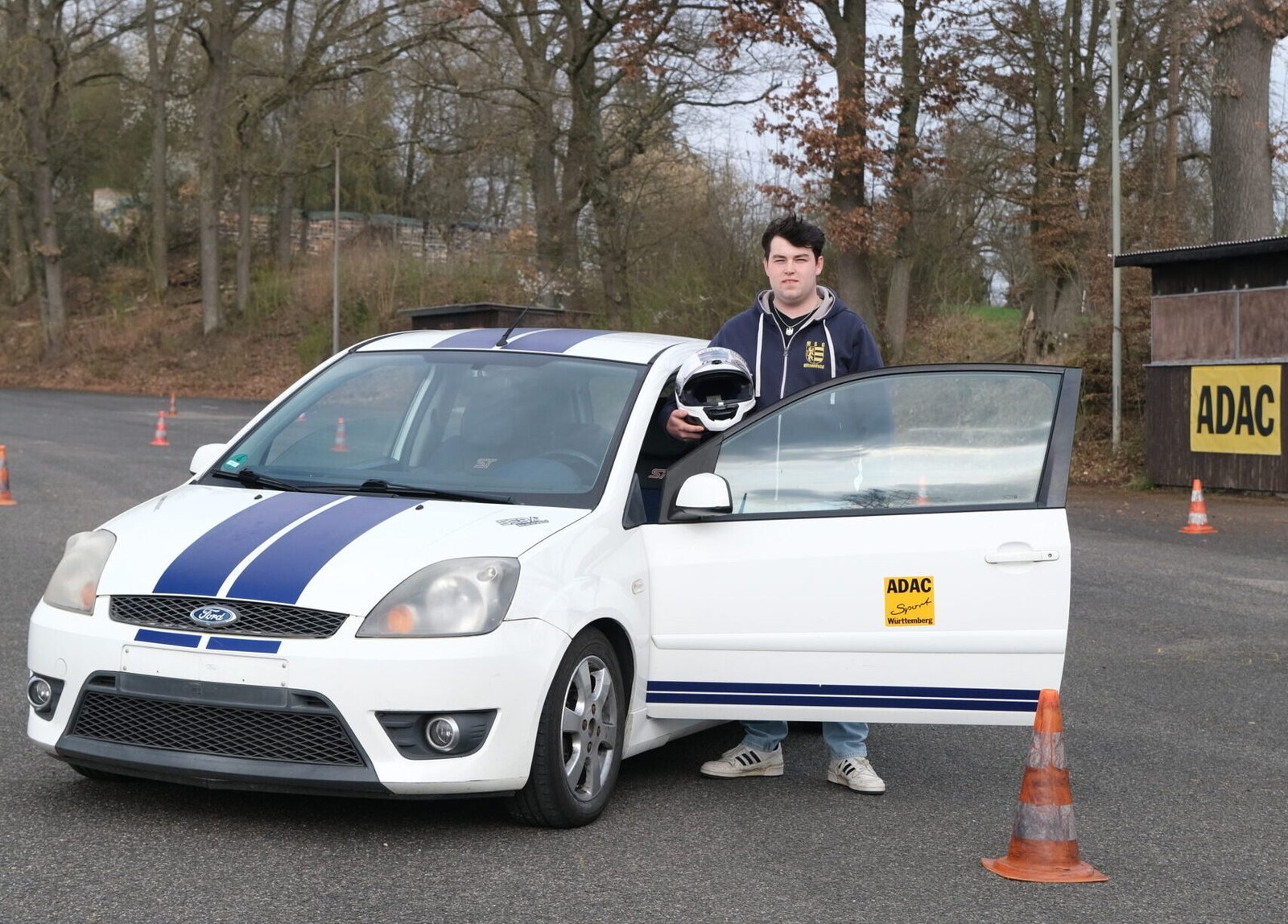 Dieses Bild zeigt Torben neben einem Ford - dem Trainingsfahrzeug