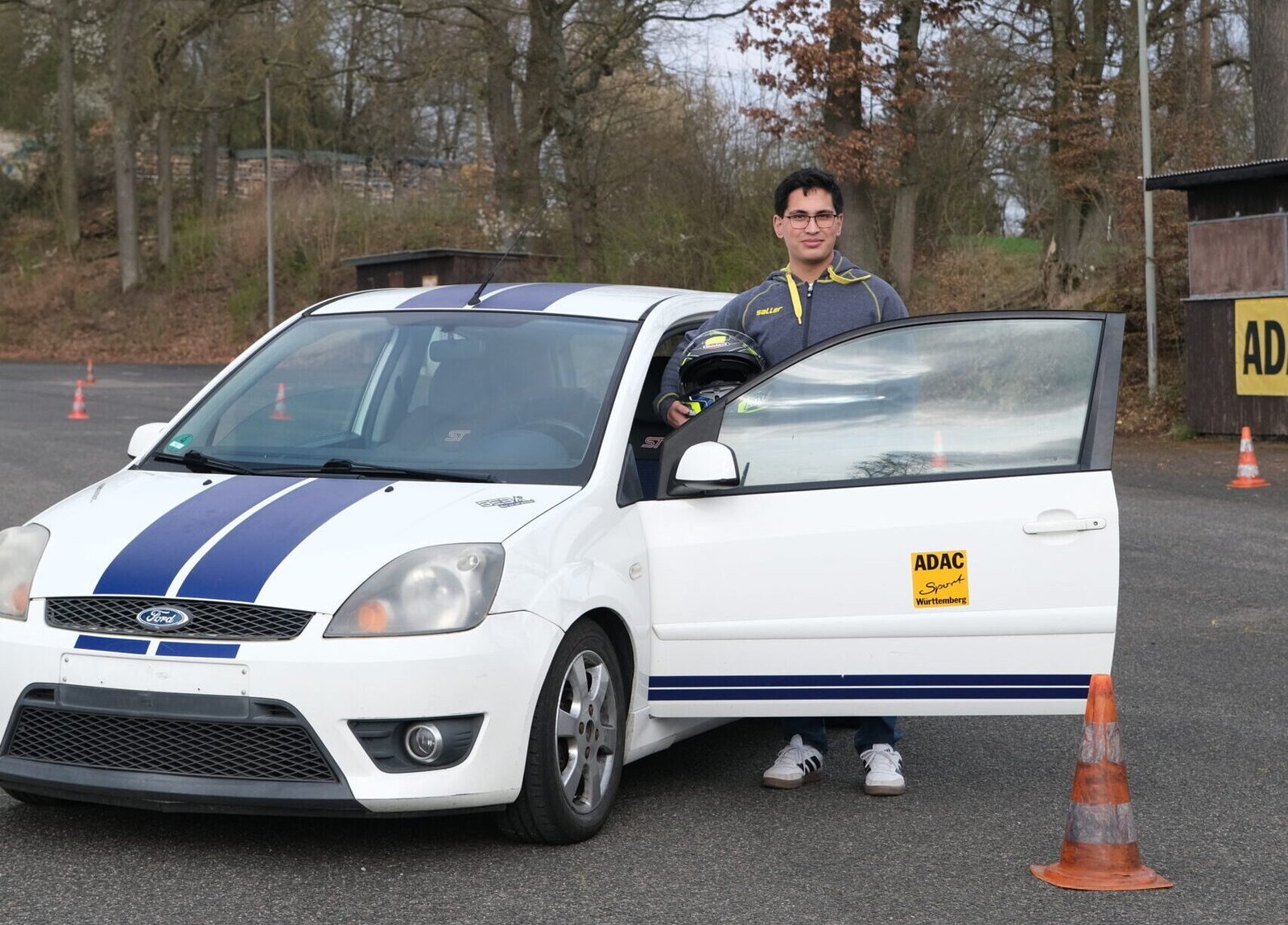 Dieses Bild zeigt Lorenz neben einem Ford - dem Trainingsfahrzeug