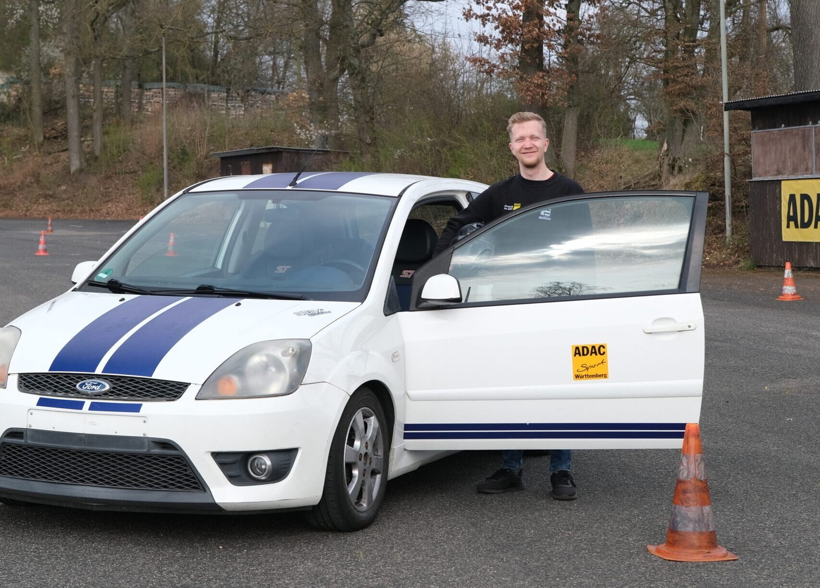 Dieses Bild zeigt Jan neben einem Ford - dem Trainingsfahrzeug