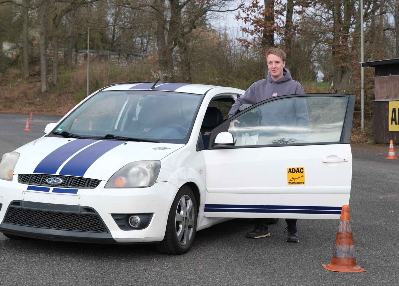 Dieses Bild zeigt Ron neben einem Ford - dem Trainingsfahrzeug