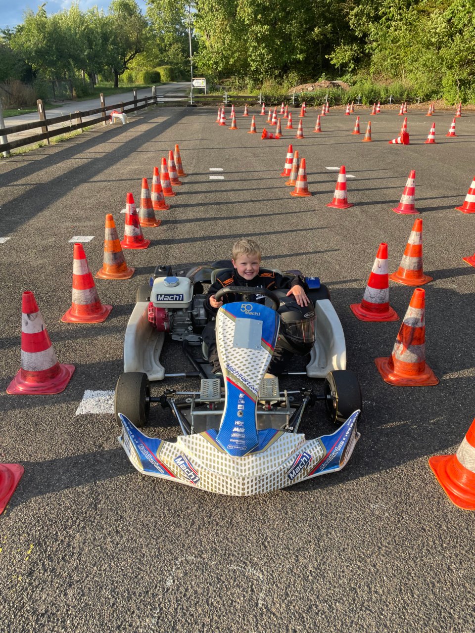Dieses Bild zeigt Emil mit Rennanzug im Kart.