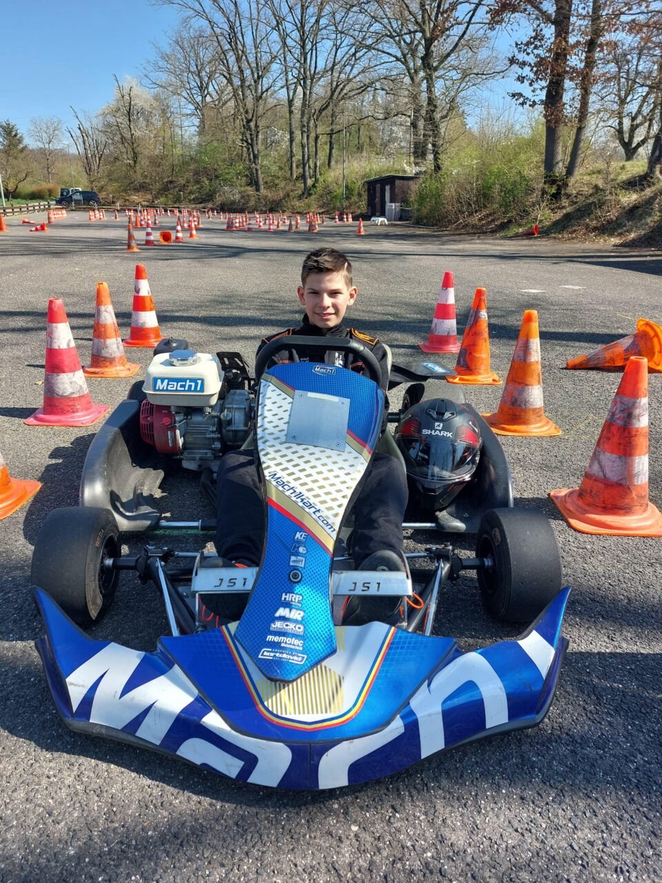 Dieses Bild zeigt Felix mit Rennanzug im Kart.