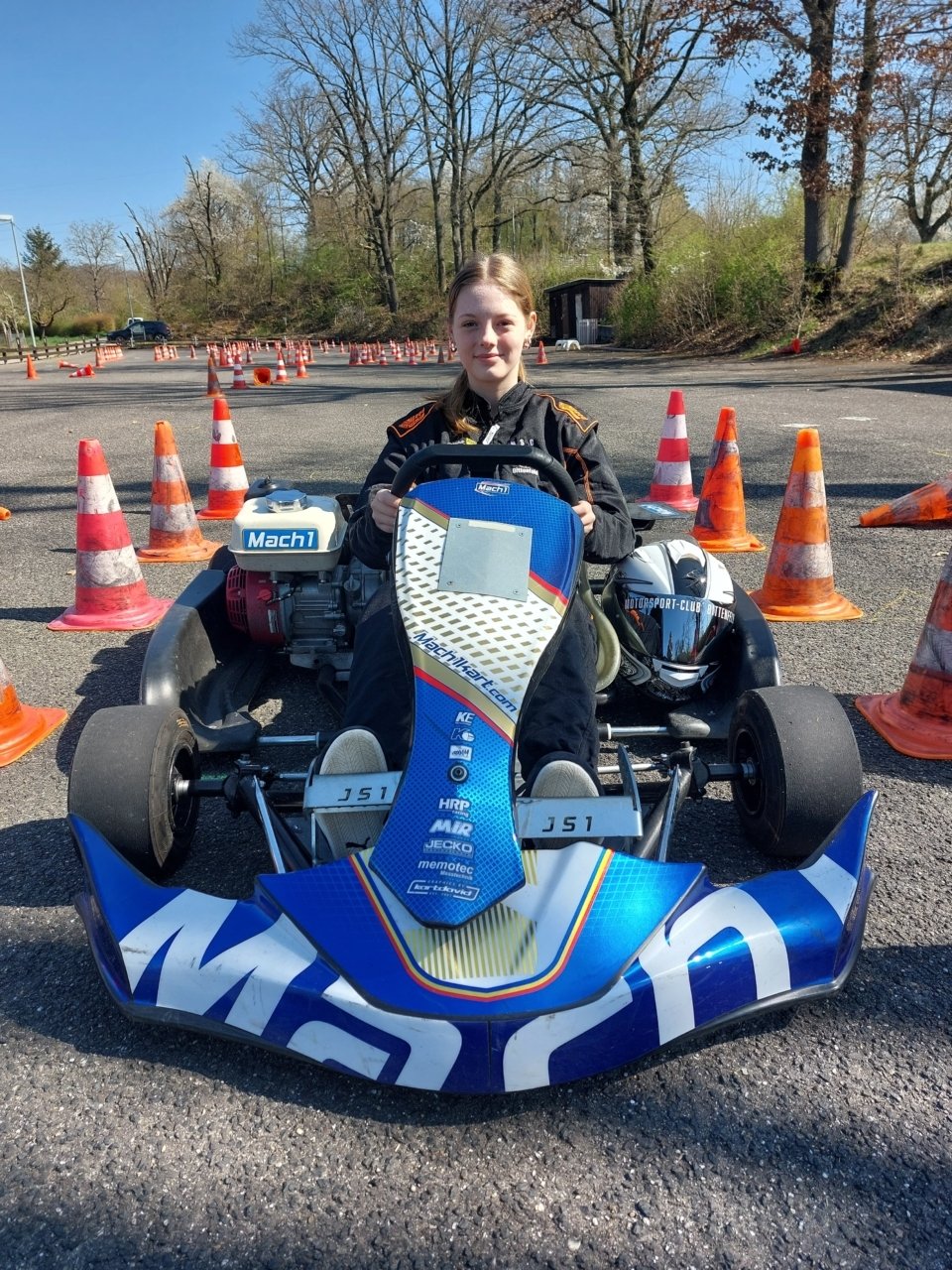 Dieses Bild zeigt Hannah mit Rennanzug im Kart.