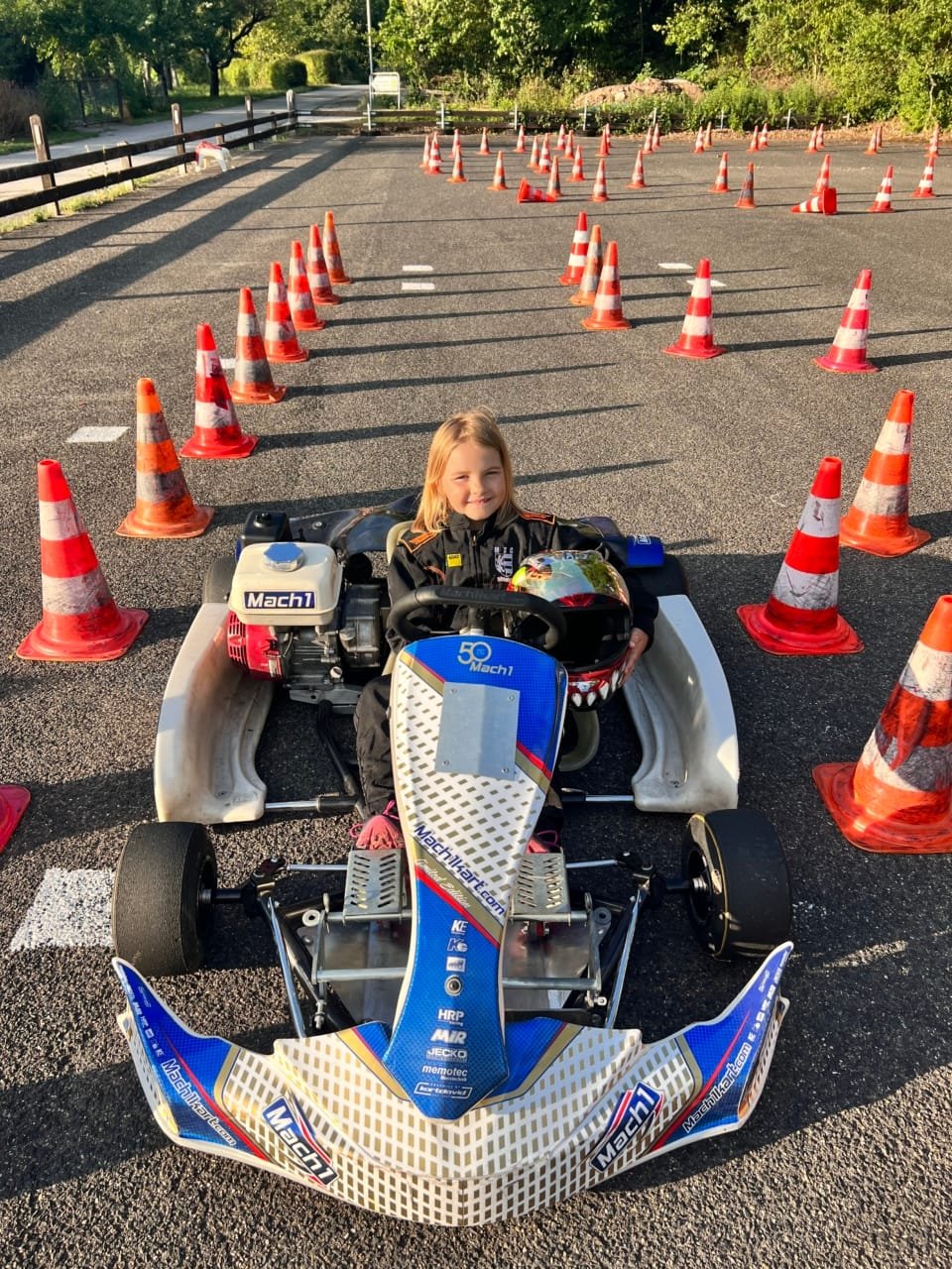 Dieses Bild zeigt Anna mit Rennanzug im Kart.