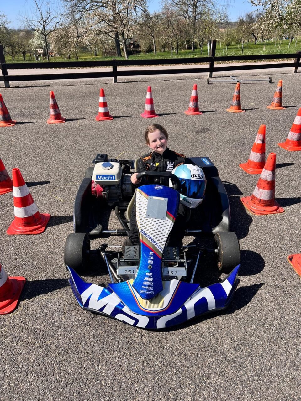 Dieses Bild zeigt Josy mit Rennanzug im Kart.