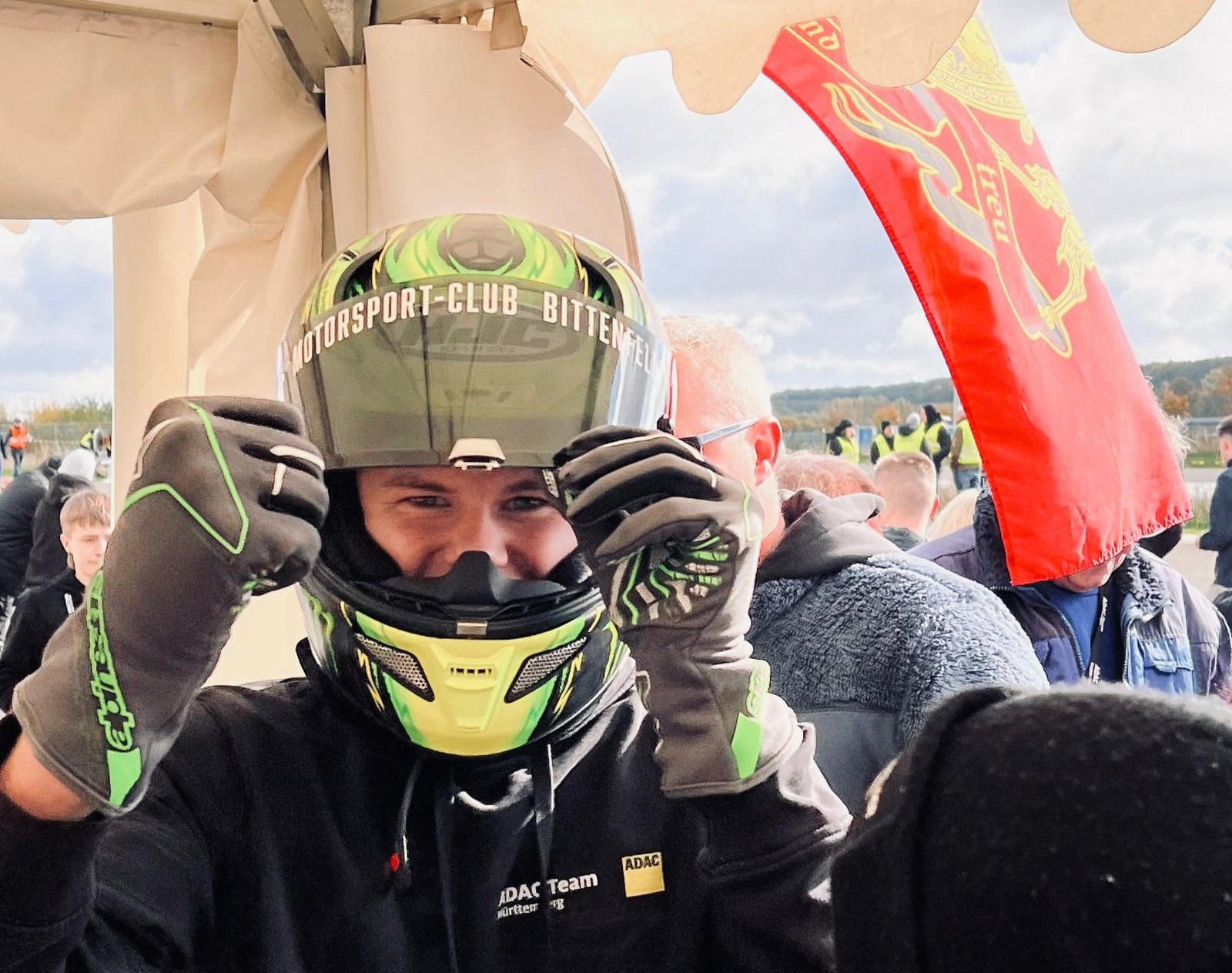 Kevin jubelnd mit Helm auf