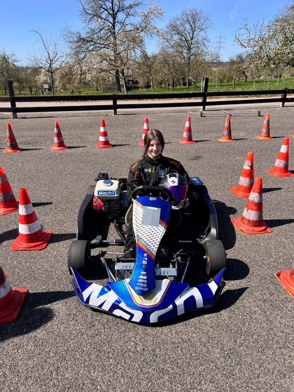 Dieses Bild zeigt Kiara mit Rennanzug im Kart.