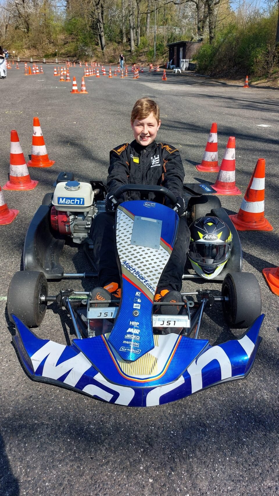 Dieses Bild zeigt Lukas mit Rennanzug im Kart.