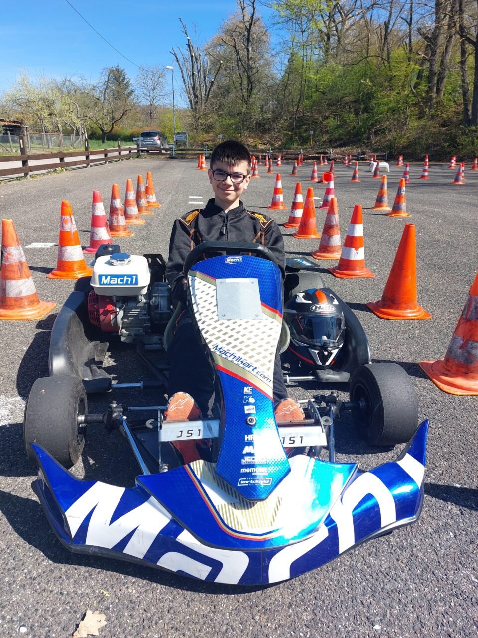 Dieses Bild zeigt Maxim mit Rennanzug im Kart.