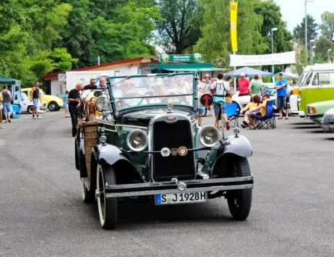 Bild von einem sehr alten grünen Oldtimer aus Stuttgart. Dieses Bild ist auch auf unseren Flyern zum Oldtimertreff zu sehen.