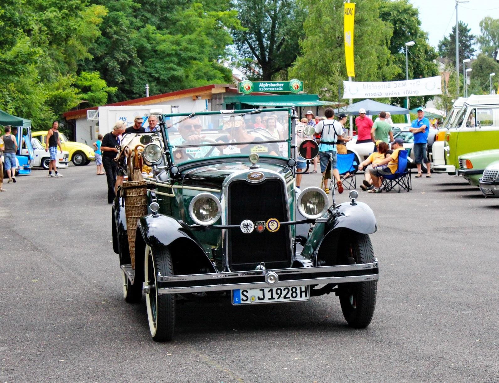Bild von einem sehr alten grünen Oldtimer aus Stuttgart. Dieses Bild ist auch auf unseren Flyern zum Oldtimertreff zu sehen.