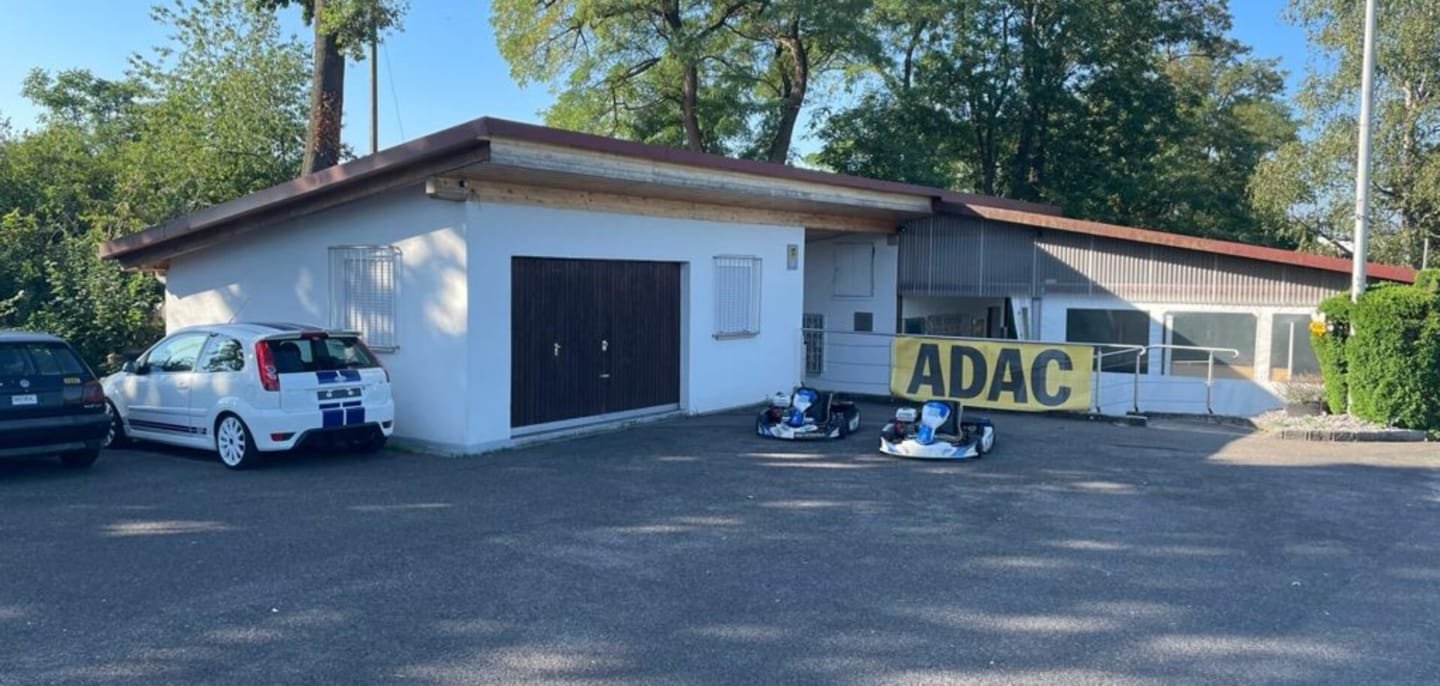 Bild von unserer Garage, mit unseren Autos und Karts davor.